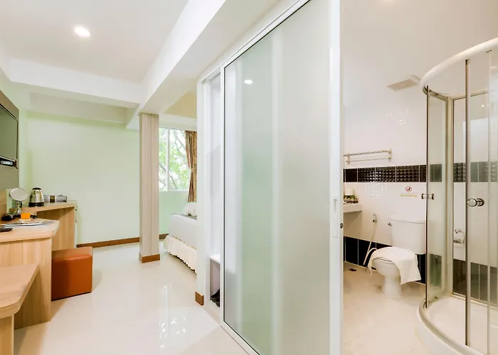 Hotel Roomquest Suvarnabhumi Airport Romklao Soi 6 3*
